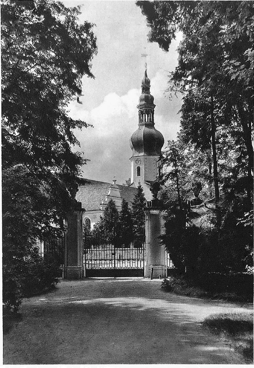 historischer Kirchturm mit barocker Turmhaube